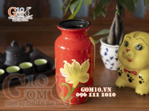 Lọ hoa sơn mài nền đỏ dáng phích vẽ hoa vàng, cao 25cm
