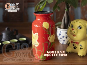Lọ hoa sơn mài nền đỏ dáng phích vẽ hoa vàng, cao 25cm