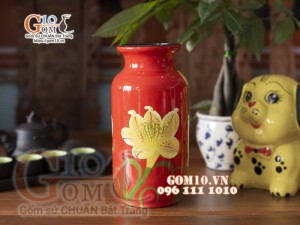 Lọ hoa sơn mài nền đỏ dáng phích vẽ hoa vàng, cao 25cm
