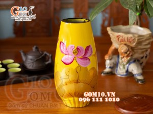 Lọ hoa sơn mài nền vàng dáng cúp vẽ hoa sen cao 38cm