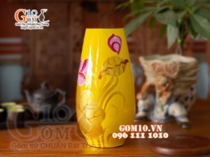 Lọ hoa sơn mài nền vàng dáng cúp vẽ hoa sen cao 38cm