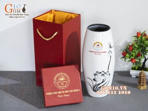 Lọ hoa sơn mài trắng dáng bom hoa Sen đen, in logo quà tặng