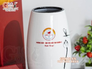 Lọ hoa sơn mài trắng dáng bom hoa Sen đen, in logo quà tặng