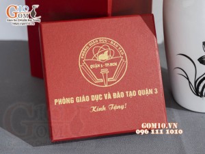 Lọ hoa sơn mài trắng dáng bom hoa Sen đen, in logo quà tặng