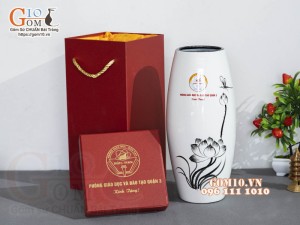Lọ hoa sơn mài trắng dáng bom hoa Sen đen, in logo quà tặng