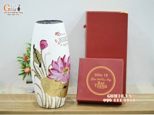 Lọ hoa sơn mài trắng dáng bom họa tiết hoa Sen, in logo quà tặng