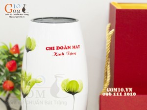Lọ hoa sơn mài trắng dáng bom hoa xanh, in logo quà tặng