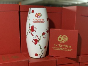 Lọ hoa sơn mài trắng dáng bom vẽ hoa lan, in logo quà tặng