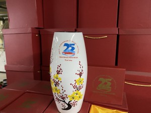 Lọ hoa sơn mài trắng dáng bom vẽ hoa mai đào, in logo quà tặng