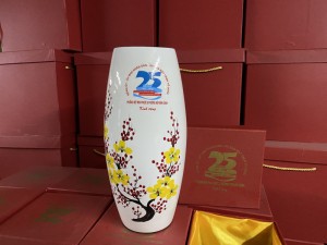 Lọ hoa sơn mài trắng dáng bom vẽ hoa mai đào, in logo quà tặng