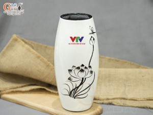 Lọ hoa sơn mài trắng dáng bom vẽ hoa Sen đen, in logo VTV, cao 28cm