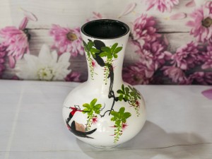 Lọ hoa sơn mài trắng dáng tỏi thấp vẽ người lái đò 25cm