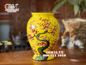 Lọ hoa sơn mài vàng dáng chân thon vẽ hoa đào cao 27cm