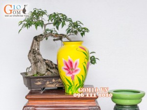 Lọ hoa sơn mài vàng dáng chân thon vẽ hoa ly 32cm