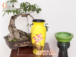 Lọ hoa sơn mài vàng dáng viền cổ vẽ sen 32cm