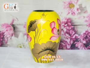 Lọ hoa sơn mài vàng dáng xoài vẽ hoa sen 22cm
