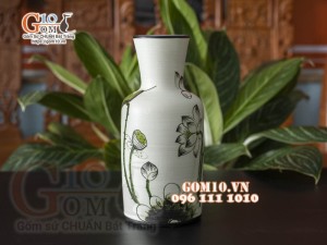 Lọ hoa trắng dáng chai vẽ sen cao 27cm