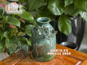 Lọ hoa xanh ngọc men hỏa biến đắp nổi cánh hoa, cao 24cm