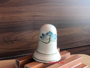 Lọ tăm men kem vẽ hoa sen xanh