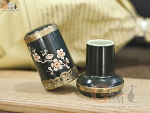 Lọ tăm men rêu khắc hoa mai trắng, bọc đồng