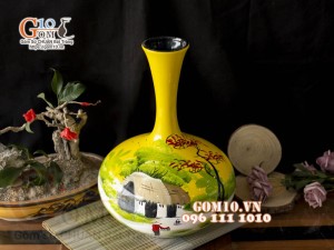 Lọ hoa sơn mài dáng tỏi dẹt nền vàng vẽ làng quê, cao 44cm