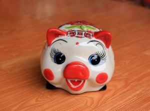 Tượng sứ tiết kiệm dáng Heo vểnh số 2