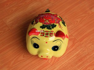 Tượng sứ tiết kiệm dáng Heo vểnh số 2