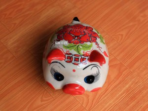Tượng sứ tiết kiệm dáng Heo vểnh số 2