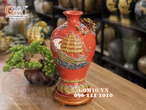 Mai bình đắp nổi Thuận buồm Xuôi gió, nền đỏ, cao 38cm