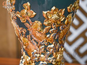 Mai bình men màu đắp nổi Cá Chép Vượt Vũ Môn vẽ vàng 24k, cao 35cm