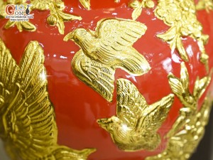 Mai bình men màu đắp nổi Công Đào Phú Quý dát vàng 24k nền đỏ, cao 45cm