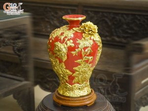 Mai bình men màu đắp nổi Công Đào Phú Quý dát vàng 24k nền đỏ, cao 45cm