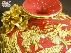 Mai bình men màu đắp nổi Công Đào Phú Quý dát vàng 24k nền đỏ, cao 45cm