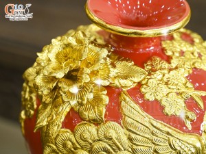 Mai bình men màu đắp nổi Công Đào Phú Quý dát vàng 24k nền đỏ, cao 45cm
