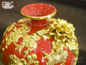 Mai bình men màu đắp nổi Công Đào Phú Quý dát vàng 24k nền đỏ, cao 45cm