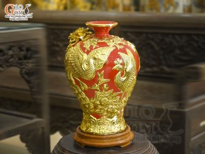 Mai bình men màu đắp nổi Công Đào Phú Quý dát vàng 24k nền đỏ, cao 31cm
