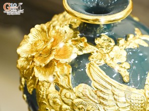 Mai bình men màu đắp nổi Công Đào Phú Quý dát vàng 24k nền xanh, cao 45cm