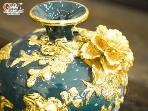 Mai bình men màu đắp nổi Công Đào Phú Quý dát vàng 24k nền xanh, cao 45cm