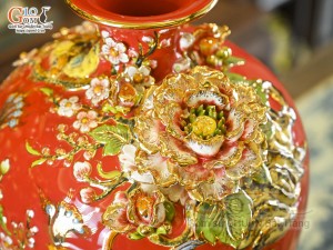 Mai bình men màu đắp nổi Công Đào Phú Quý vẽ vàng 24k nền đỏ, cao 52cm