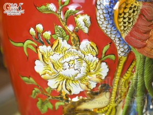 Mai bình men màu đắp nổi Công Đào Phú Quý vẽ vàng 24k nền đỏ, cao 52cm