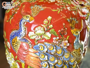Mai bình men màu đắp nổi Công Đào Phú Quý vẽ vàng 24k nền đỏ, cao 52cm