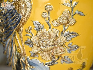 Mai bình men màu đắp nổi Công Đào Phú Quý vẽ vàng 24k nền vàng, cao 63cm