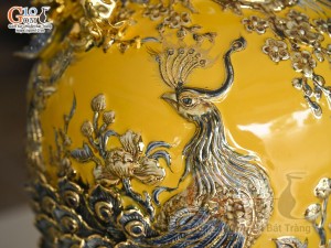 Mai bình men màu đắp nổi Công Đào Phú Quý vẽ vàng 24k nền vàng, cao 63cm
