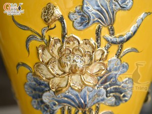 Mai bình men màu đắp nổi Công Đào Phú Quý vẽ vàng 24k nền vàng, cao 63cm
