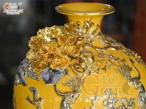 Mai bình men màu đắp nổi Công Đào Phú Quý vẽ vàng 24k nền vàng, cao 63cm