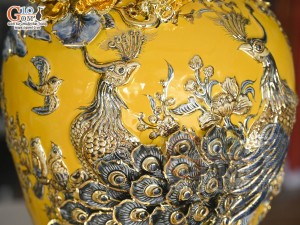 Mai bình men màu đắp nổi Công Đào Phú Quý vẽ vàng 24k nền vàng, cao 63cm