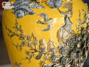 Mai bình men màu đắp nổi Công Đào Phú Quý vẽ vàng 24k nền vàng, cao 63cm