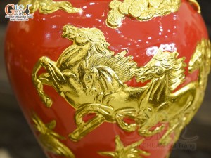 Mai bình men màu đắp nổi Mã Đáo Thành Công dát vàng 24k nền đỏ, cao 35cm