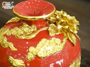 Mai bình men màu đắp nổi Mã Đáo Thành Công dát vàng 24k nền đỏ, cao 35cm