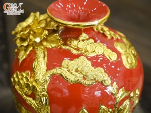Mai bình men màu đắp nổi Mã Đáo Thành Công dát vàng 24k nền đỏ, cao 35cm